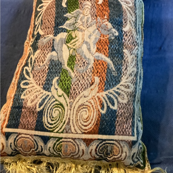 Other - Pretty pillow golden thread